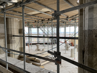 900695 Afbeelding van het steigerwerk tegen de Domtoren (Domplein) te Utrecht, tijdens de restauratie van de toren.